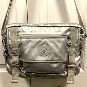 EUC Kipling Gracy Metallic Crossbody bag Dimensions:H8 1/2xL12xD3 1/2”